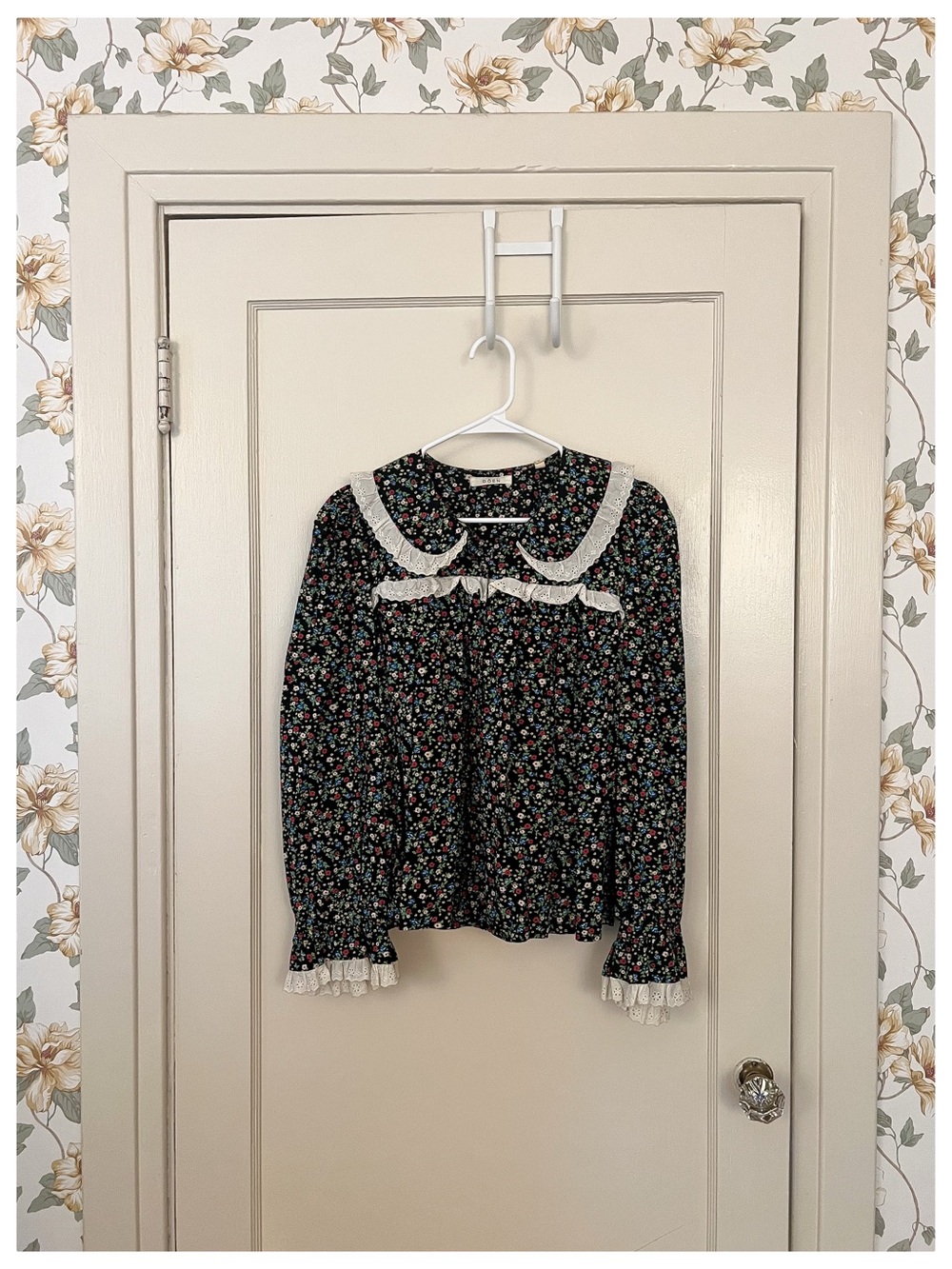 Doen Black Floral Lace-Trimmed Long Sleeve Blouse